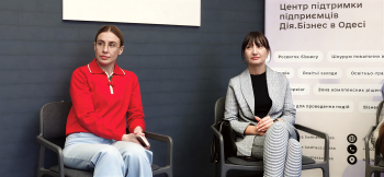 На фото зображені: Ольга Сороченко, Олена Зуєва